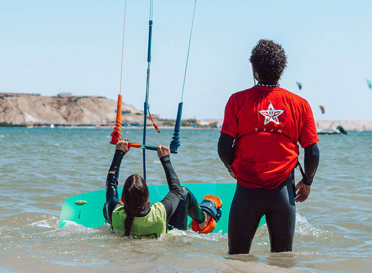 Lezione di kitesurf sulla spiaggia di Dakhla - Istruttore KBC New Spirit Dakhla con studenti in acqua