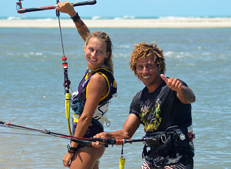 Lezione di kitesurf con istruttore sulla spiaggia Parajuru Brasile - KBC Parajuru centro sport acquatici