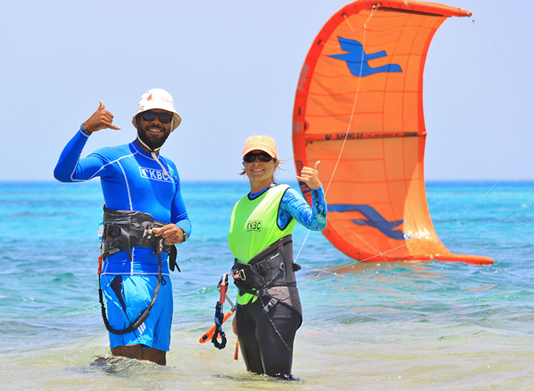 Lezione di kitesurf sulla spiaggia di Kiteboarding Club KBC Ras Soma - istruttore e allievo con aquilone