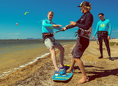 Exercice préliminaire de waterstart sur la plage de kite de Lostagnone