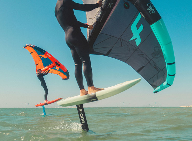 Kitefoiler sull'acqua al KBC Sizilien - kitesurf hydrofoil in azione a Lo Stagnone Sicilia