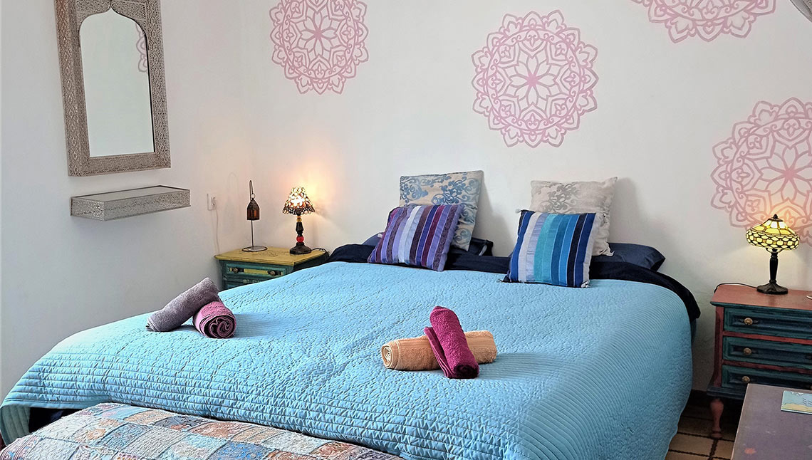 High Flyers Valdevaqueros Unterkunft - gemütliches Schlafzimmer bei KBC Tarifa Kiteboarding Center in Spanien