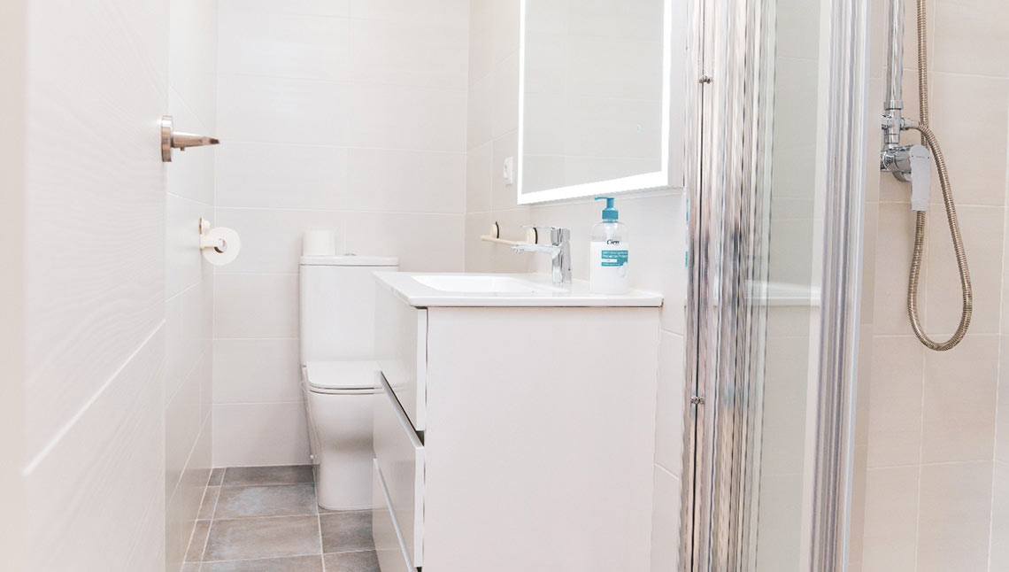 KBC ES Apartment 26 Badezimmer mit Dusche und Waschbecken - moderne Unterkunft für Kitesurfer in Tarifa Spanien