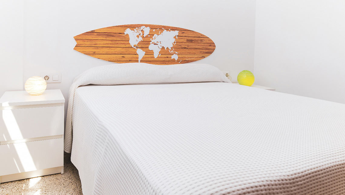 KBC ES Apartment 26 Schlafzimmer mit Weltkarte-Wanddeko - Kitesurfer Unterkunft KBC Tarifa Spanien Wassersport