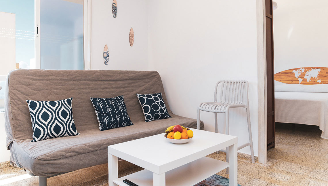 KBC ES Apartment 26 Wohnzimmer mit Sofa und Couchtisch - Kitesurfer Unterkunft KBC Tarifa Spanien Kiteboarding