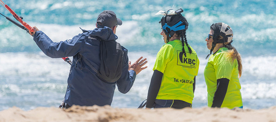 Aulas particulares de kitesurf para dois alunos na escola de kite de Tarifa, na Praia de Los Lances