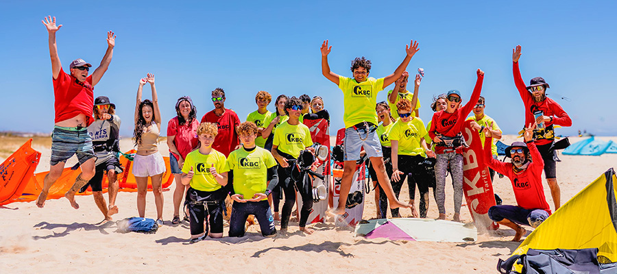 Aprenda kitesurf em Tarifa com a KBC  Há muitos anos, a KBC Tarifa é sinônimo de treinamento profissional de kitesurf, atendimento personalizado e uma forte comunidade de praticantes de esportes aquáticos de toda a Europa. Muitos hóspedes voltam todos os anos e passam a fazer parte da família KBC.  Não importa se você quer dar seus primeiros passos na prancha ou se quer se dedicar a aprender novas manobras – juntos, vamos tirar o máximo proveito do seu treinamento.