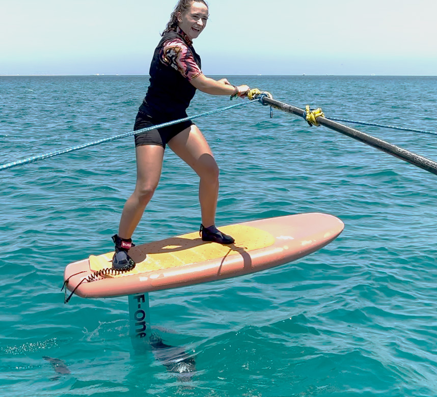 Foil Simulator kitesurf hydrofoil su acqua turchese - avventura sport acquatici spiaggia destinazione viaggio