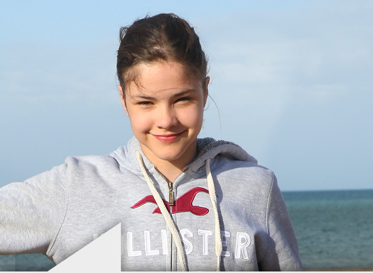 Kitesurfista Emmilie in spiaggia con felpa Hollister e oceano sullo sfondo - destinazione kitesurf e sport acquatici