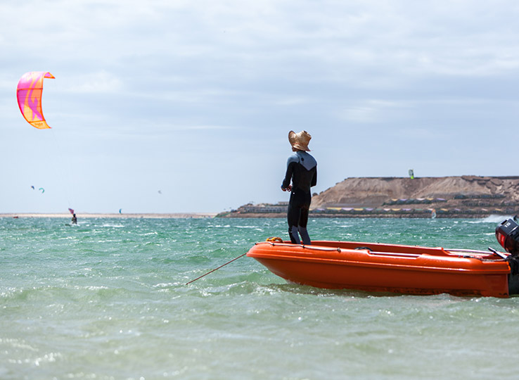 Rescue Boat sicurezza kitesurf - istruttore sport acquatici monitora sessione kiteboarding da barca di salvataggio