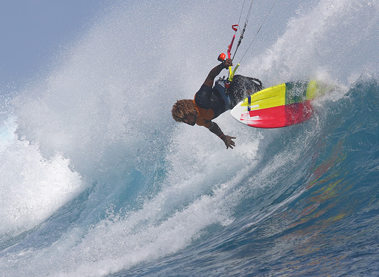 Trip e Wavespot nel kitesurf - salto spettacolare su onda grande, azione sport acquatici kiteboarding spiaggia