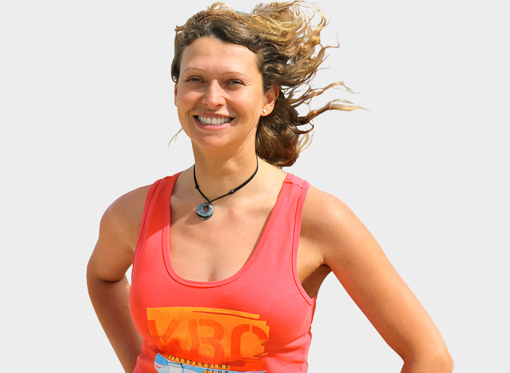 Jani Holland sorridente in spiaggia - consulenza kitesurfing e viaggi sport acquatici