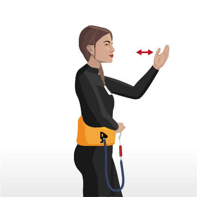 Kitesurf Handzeichen - Kitesurferin demonstriert wichtige Hand-Signale für sicheres Kiteboarding und Wassersport