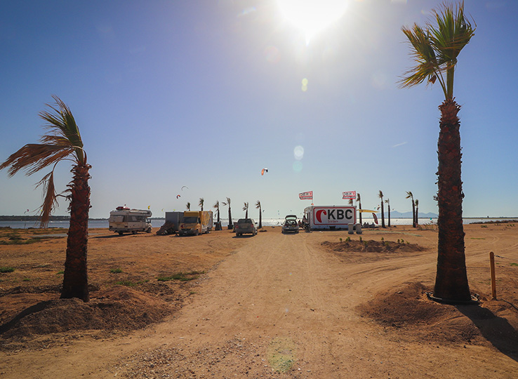 Spiaggia kitesurf in Sicilia con palme e stazione CKBC - destinazione perfetta per il kiteboard