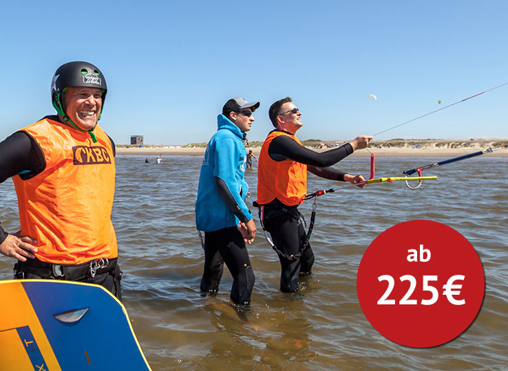 Kitekurs Brouwersdam - Kitesurfing instructor teaching students on beach, kiteboarding lesson from 225€