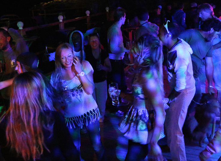 Kitesurfer feiern am Strand - Nachtleben und Party nach einem Tag voller Kiteboarding und Wassersport