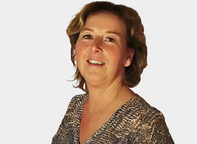 Istruttrice professionale di kitesurf sorridente - esperta in lezioni di kiteboard e destinazioni per sport acquatici