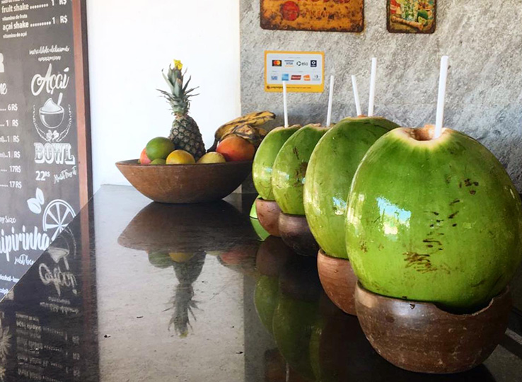 In unserem Restaurant Maré Alta kannst du nach einer kräftezehrenden Kitesession deine Energiereserven mit original brasilianischem Köstlichkeiten wie Macaxeira, Arrumadinho oder Bolinhas de Peixe wieder auffüllen. Wir kochen ausgezeichnete Gerichte mit fangfrischen Fisch, Shrimps, Krabben, Hummer und auch verschiedene Fleischspezialitäten.