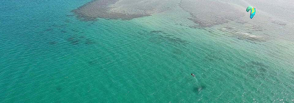 Kitesurfer op de oceaan